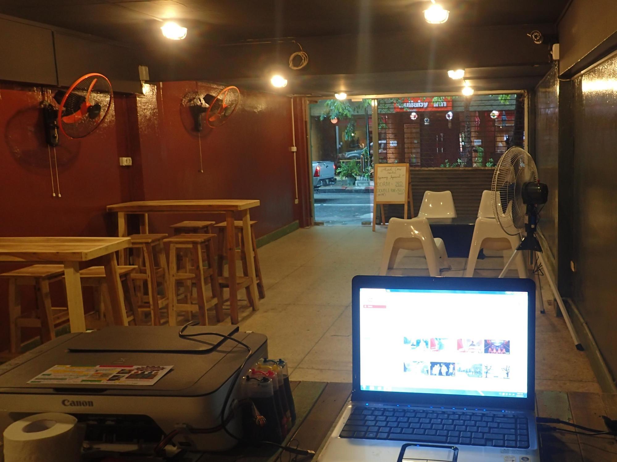 Wacky Fun Party Hostel Bangkok Exterior photo