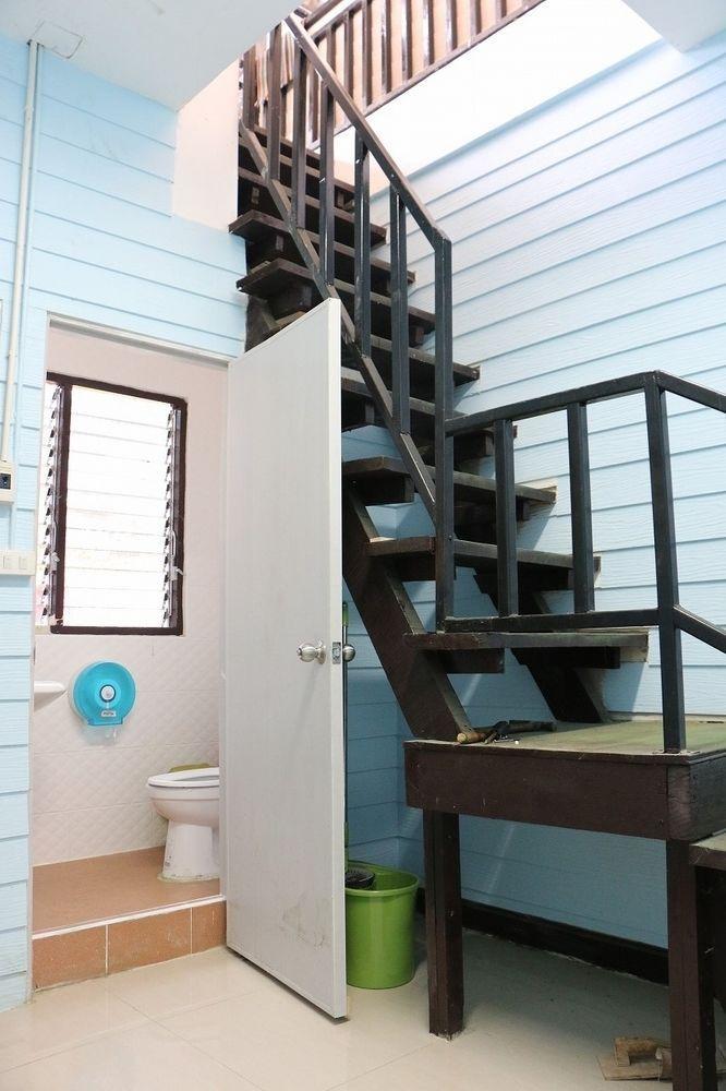 Wacky Fun Party Hostel Bangkok Exterior photo